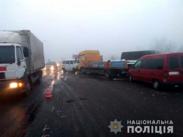 В масштабном ДТП под Ровно столкнулись семь машин: первые подробности и фото