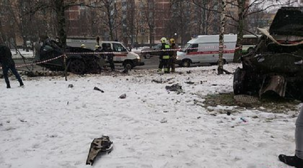 В Москве попавшую в ДТП машину разорвало на две части