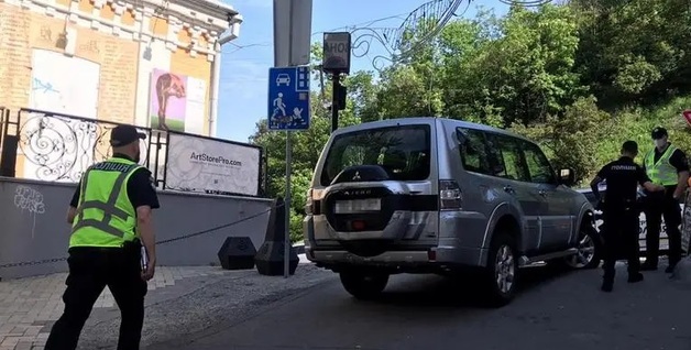 В Киеве у посла ЮАР украли авто и совершили на нем ДТП: все детали и фото