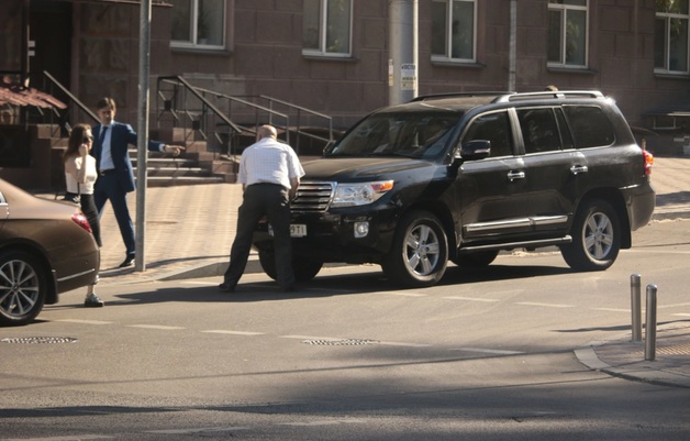 Глава Налоговой Любченко после ДТП сменил номера автомобиля, который не внесен в его декларацию