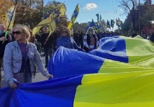 В центре Киева начался массовый митинг ко Дню защитника Украины