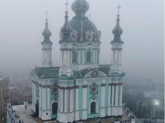 Торжественно, но без верующих и прессы: в Андреевской церкви прошла первая служба после реставрации