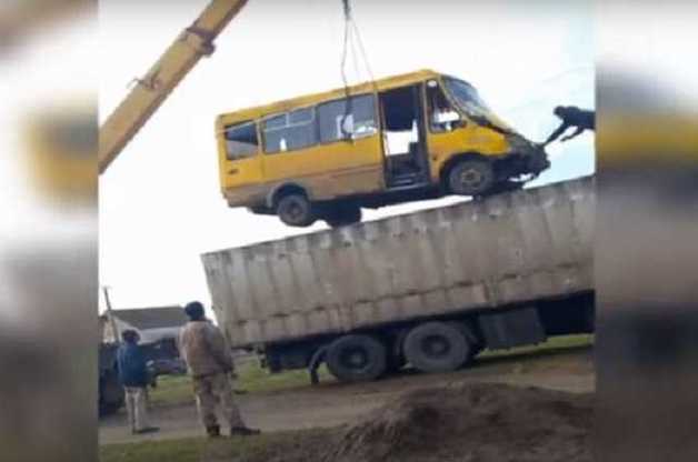 Под Николаевом маршрутка с 20 пассажирами выехала с трассы, снесла забор и рухнула в бассейн