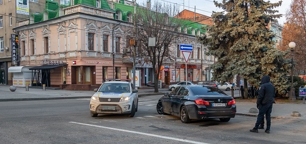 В Днепре пьяная женщина на BMW бросила в полицейскую бутылкой