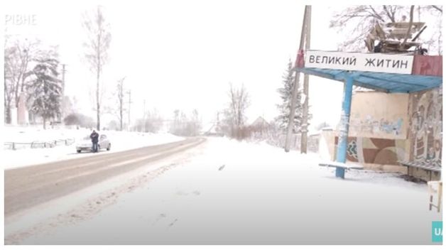 Под Ровно в Щедрый вечер подростки украли у пенсионеров телегу и забросили ее на крышу остановки