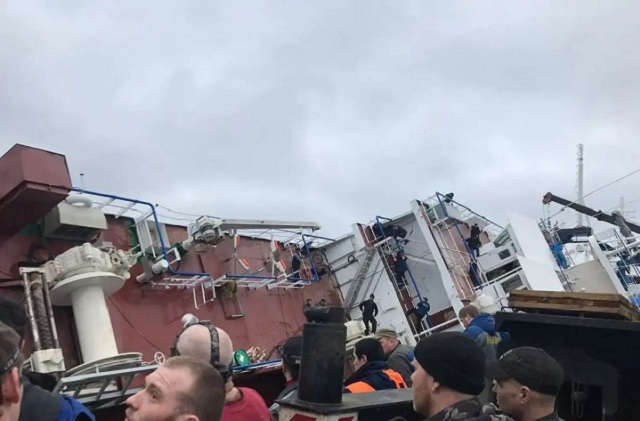 На российском заводе перевернулось судно. В затопленном трюме могут быть люди