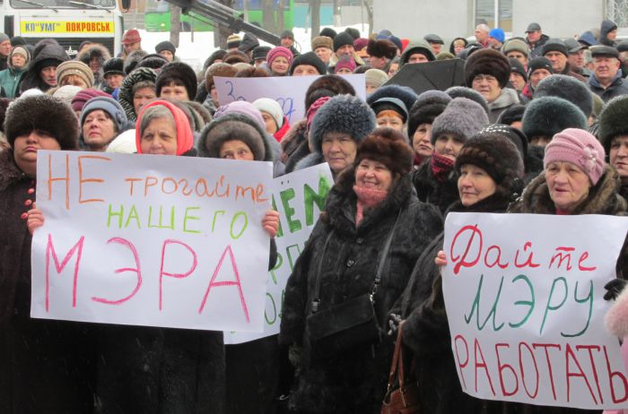 Горожане в Покровске требуют уволить силовиков, не дающих городу работать