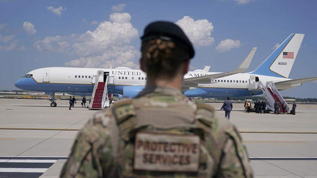 Самолет вицепрезиденткы США экстренно вернулся на военную базу