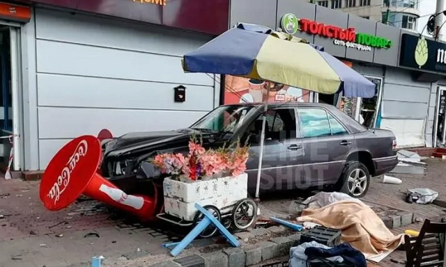 В российском Калининграде автомобиль влетел в уличных торговцев, есть погибший и раненые