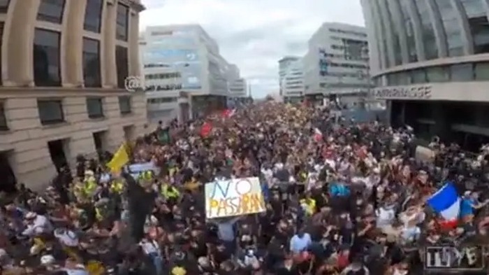 На протесты против санитарных паспортов во Франции вышли больше ста тысяч человек