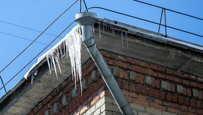 В Твери завели уголовное дело после падения наледи на ребенка