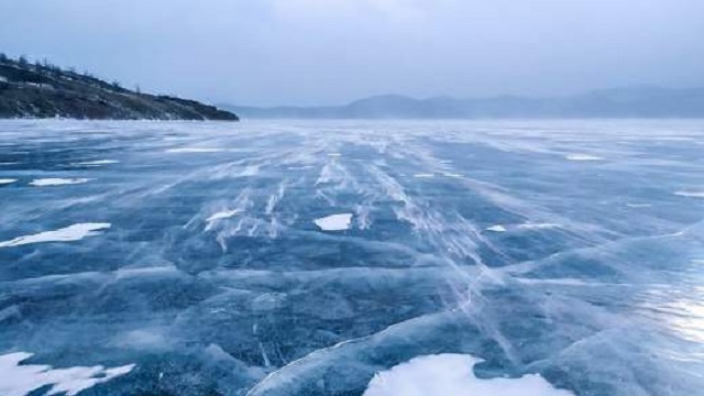 Два внедорожника застряли в трещинах на льду Байкала