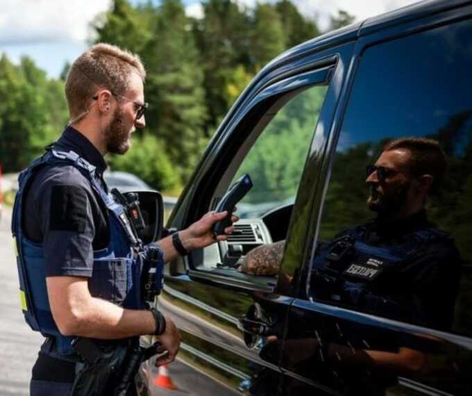 В Латвии начал действовать закон, запрещающий использование автомобилей с российскими номерами