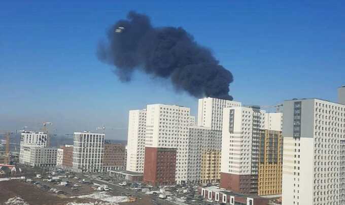 В Подмосковье в деревне Сапроново слышны взрывы на горящем стройплощадке жилого комплекса