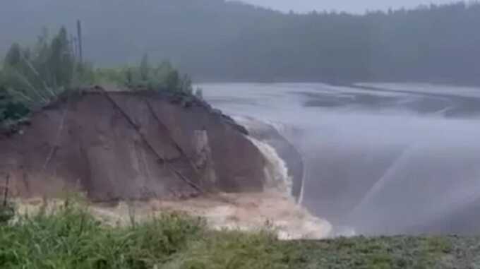 На Киалимском водохранилище в прорвало плотину