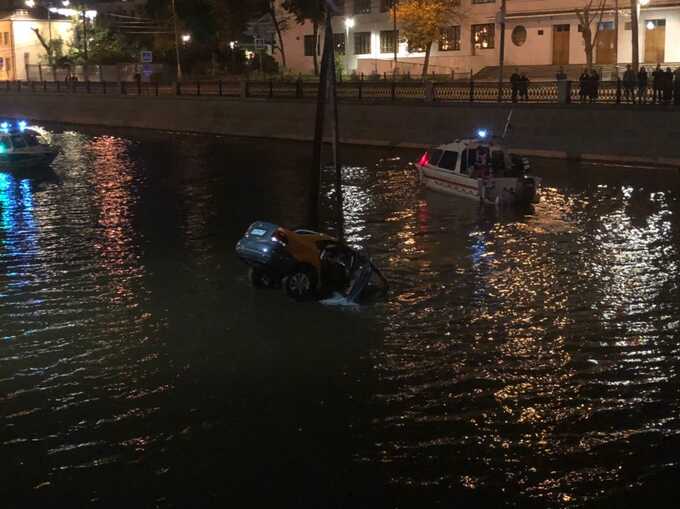 В Москве автомобиль каршеринга упал в реку