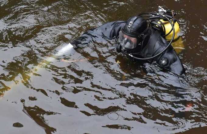 В Санкт-Петербурге водолазы извлекли из воды автомобиль с телом девушки