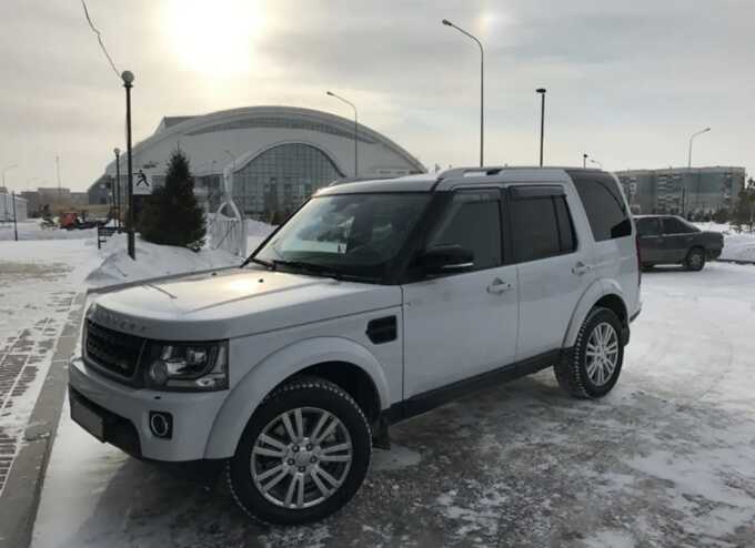 В Польше водитель Land Rover пытался въехать в группу пешеходов и повредил три автомобиля