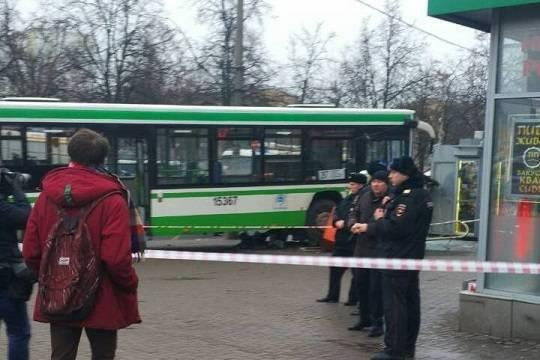 В Москве на Сходненской автобус врезался в остановку, есть погибшие