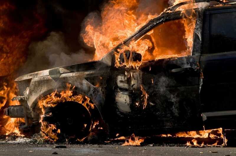 В Калужской области девушка подожгла пять автомобилей Росгвардии и избила мужчину после ДТП