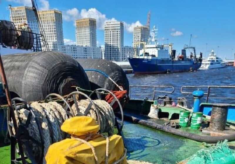 В Санкт-Петербурге произошло загрязнение воды из-за утечки мазута с судна