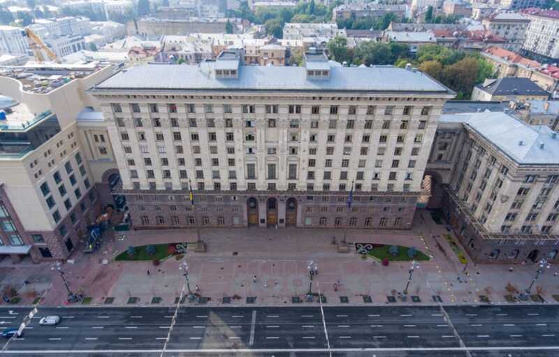 Киевская городская администрация украсила логотип радужными цветами в честь дня ЛГБТ-прайда
