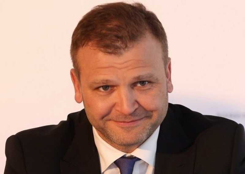 Экс-банкир Олег Филь отмечает день рождения любимой, не завершив судебный процесс с бывшей супругой