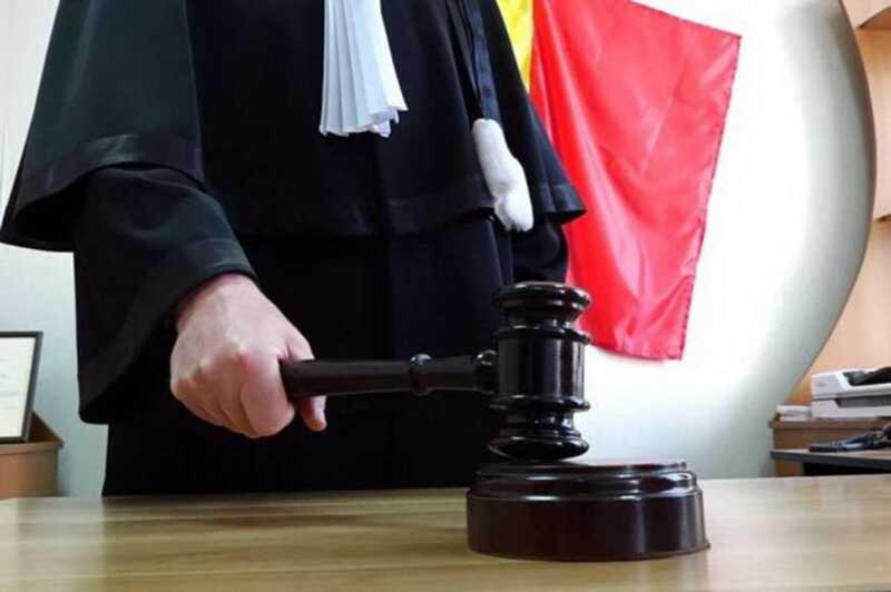 Человек в зале суда Молдовы напал на судью с газовым ключом