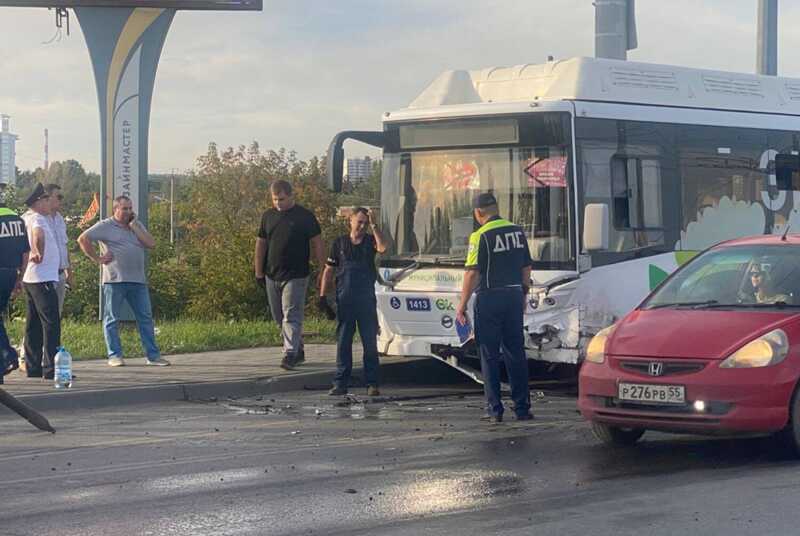 В Омске случилась авария с пассажирским автобусом