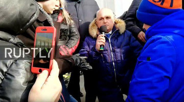 Вице-губернатор Кузбасса встал на колени перед участниками митинга в Кемерово