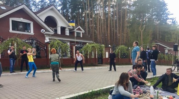 Под домом Луценко активисты устроили пикник