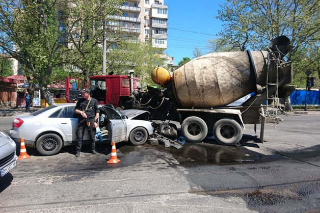 В Одессе подконтрольные «вору в законе» Антимосу борсеточники, уходя от погони, врезались в бетономешалку