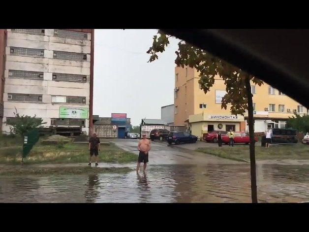 В Киеве потоп. Горожане рыбачат прямо на дорогах