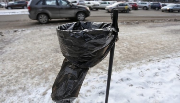 Это передовой зарубежный опыт». Вместо обычных урн на улицах Челябинска появились кольца с мешками, которые в народе стали именовать «презервативами Елистратова»