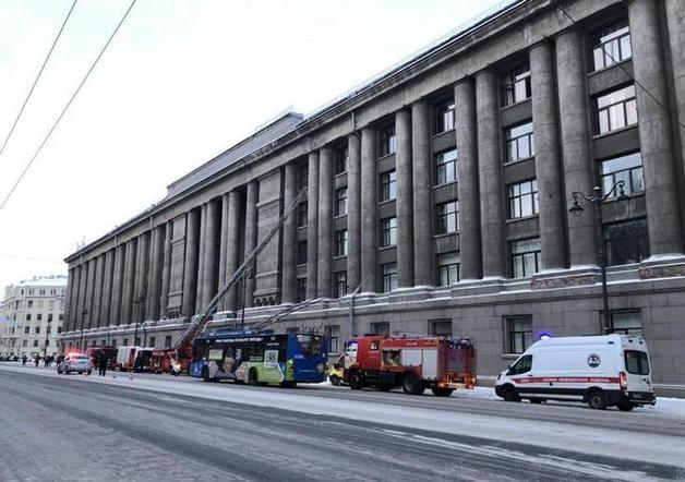 В центре Санкт-Петербурга горит суд: первые фото и видео