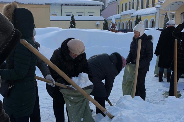 В Саратове уволили чиновницу, которая заставила учителей на морозе собирать снег в мешки