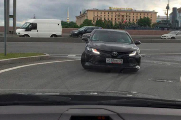 Неадекватный водитель Toyota грубо нарушил ПДД в Петербурге