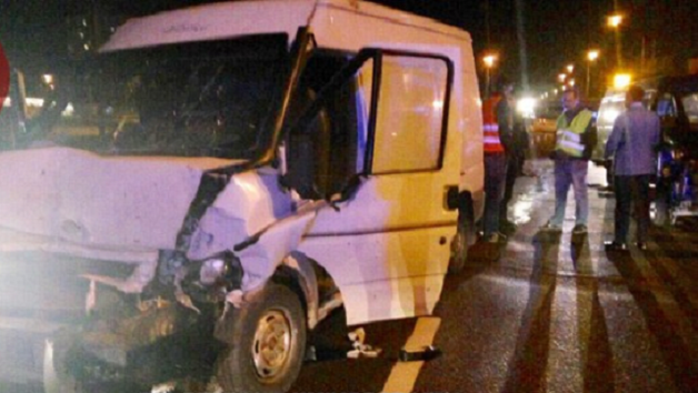 В Киеве фургон врезался в автомобиль дорожной службы, два человека получили травмы