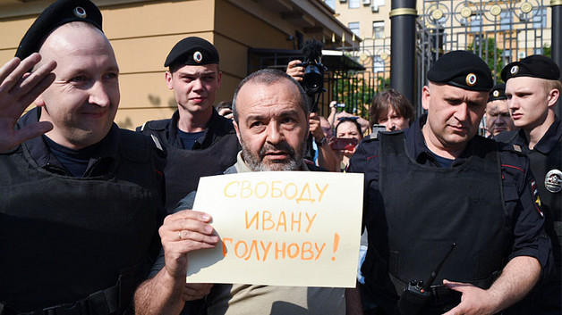 На пикете в защиту задержанного журналиста Голунова задержали его коллег