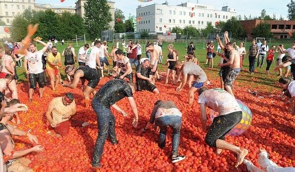 «Голозадая голодная Россия! Д*билы, б**дь»: россияне гневно высказались относительно «кровавого» побоища в Питере