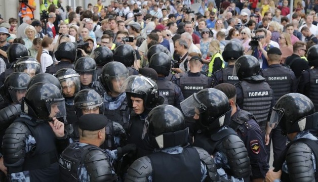 Разгонявший митинг полицейский отказался быть потерпевшим от звука удара пластиковой бутылки и уволился из МВД