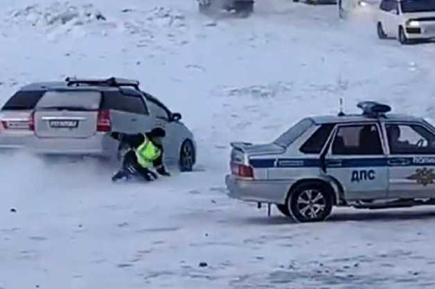 Водитель сбил сотрудника ГИБДД на закрытой ледовой переправе