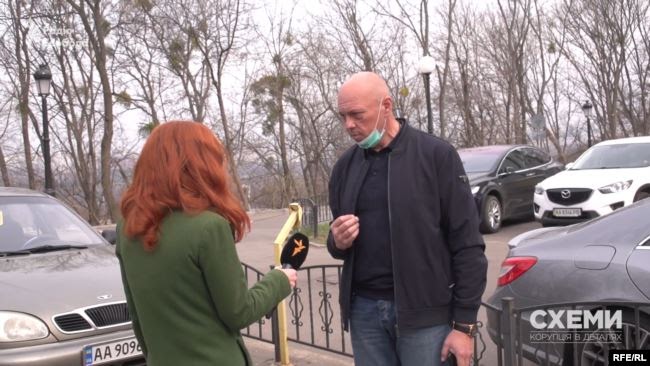 «Схеми» вирішили поцікавитися в самого Олександра Чумака, навіщо він приходить до МОЗ – однак, той одразу дав зрозуміти, що не має бажання спілкуватися з журналістами