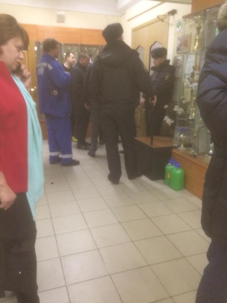 Ðвакуировали школу: в МоÑкве ÑтаршеклаÑÑник угрожал убить учителей и ÑебÑ