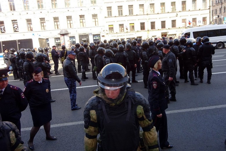 Окружившие митингующих силовики