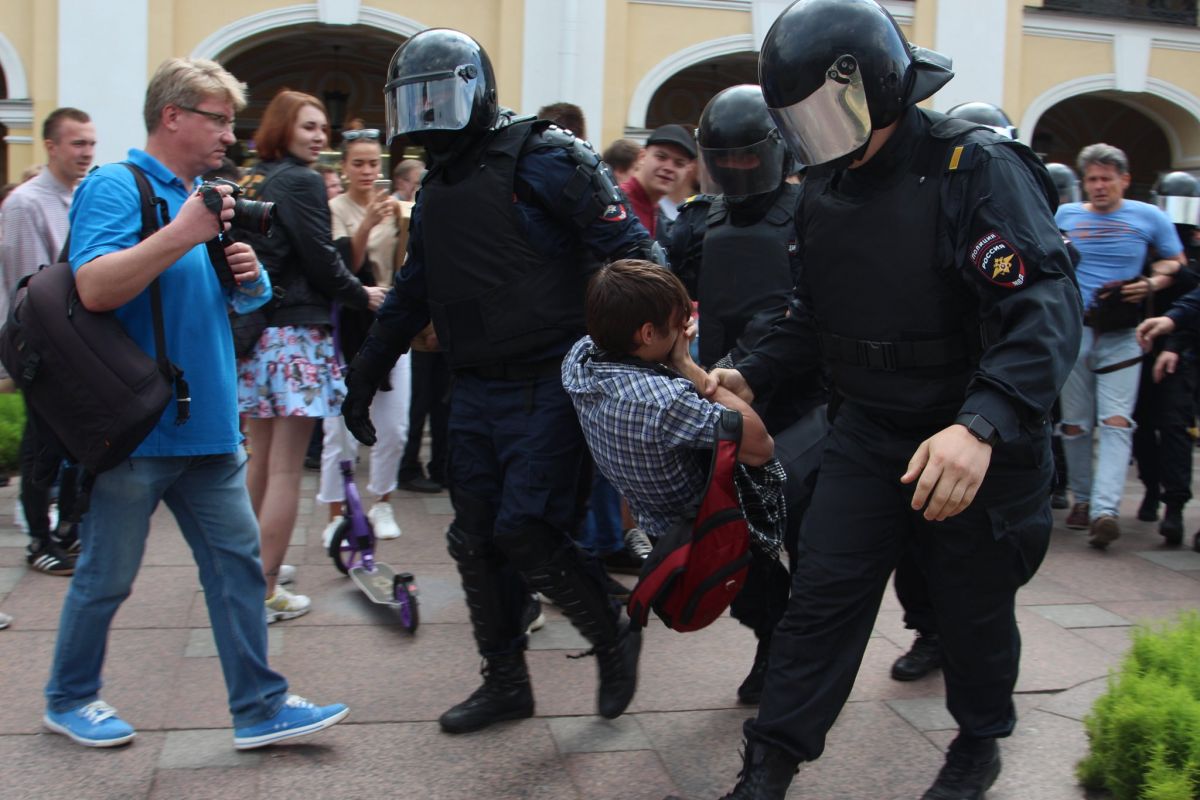 Задержания на Гостином Дворе Москвы. Фото: george markov/Twitter