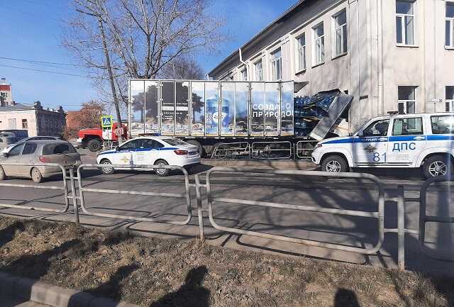 В Миассе грузовик протаранил здание больницы