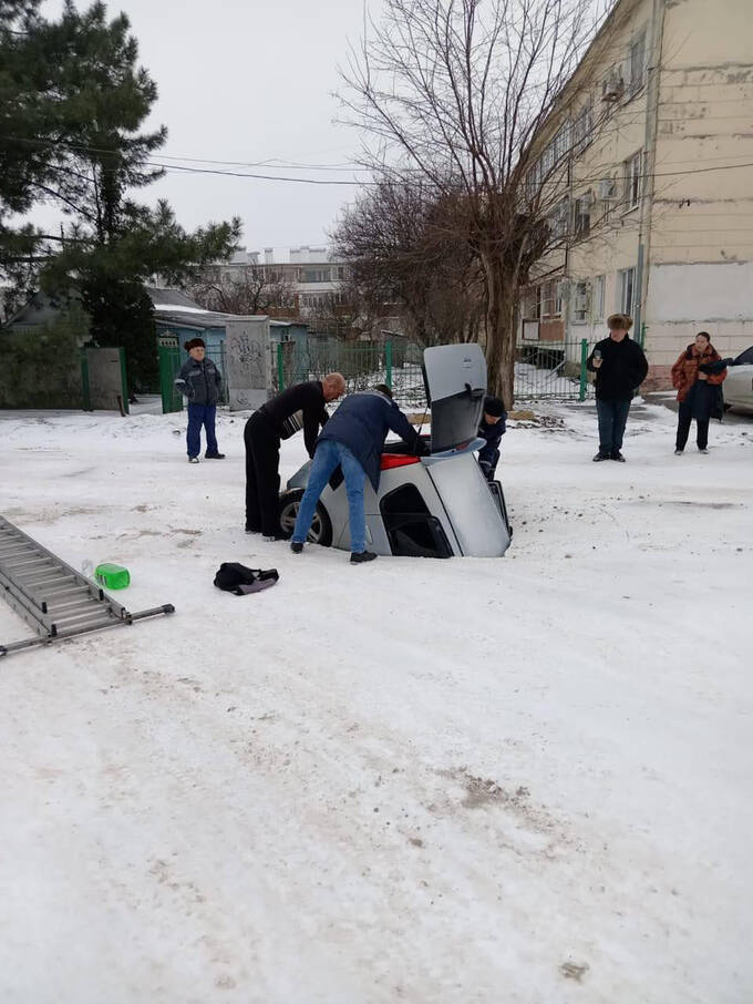 В Ростовской области автомобиль с женщиной-водителем внутри провалился под асфальт