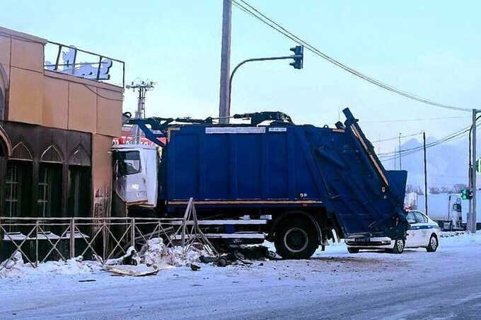 Мусоровоз въехал в здание при ДТП в Новосибирске