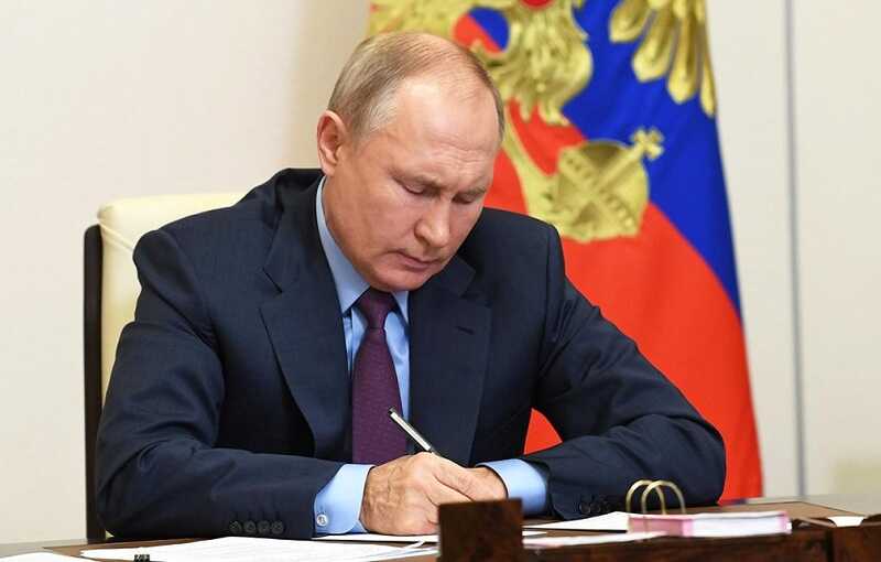 Путин подписал закон, ужесточающий наказания за «дискредитацию» армии и призывы к санкциям против России